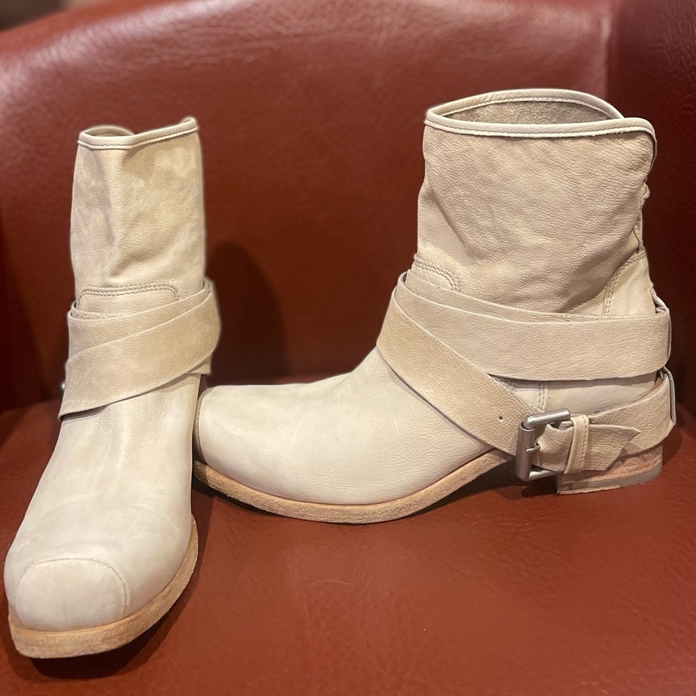 Tan boots - Picture 7 of 8